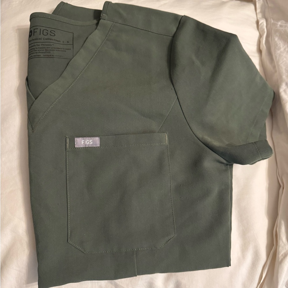 Figs moss Scrub Top